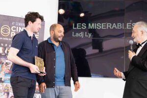 Remise du prix du meilleur film positif au film Les Misérables de Ladji Ly par Jacques Attali ©DR